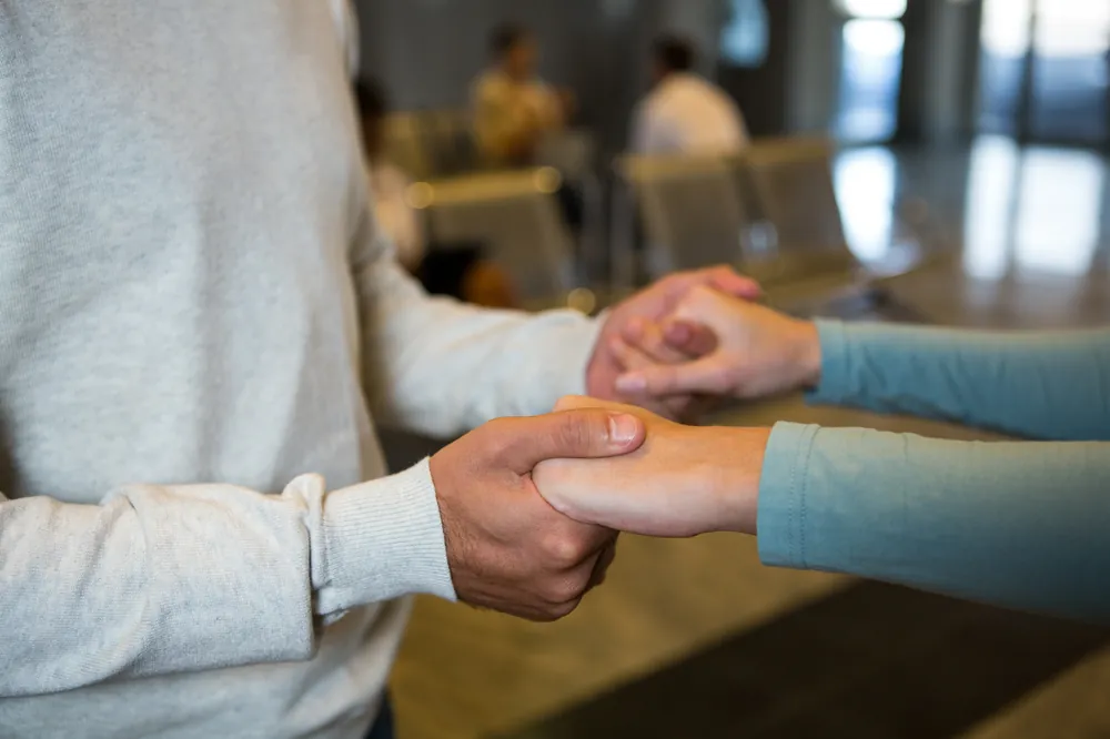 Profesional de Centro Vida Nueva tomando la mano de un paciente en un momento de asistencia urgente y contención inmediata